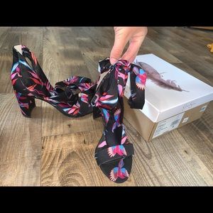 Jessica Simpson wrap around the ankle heel